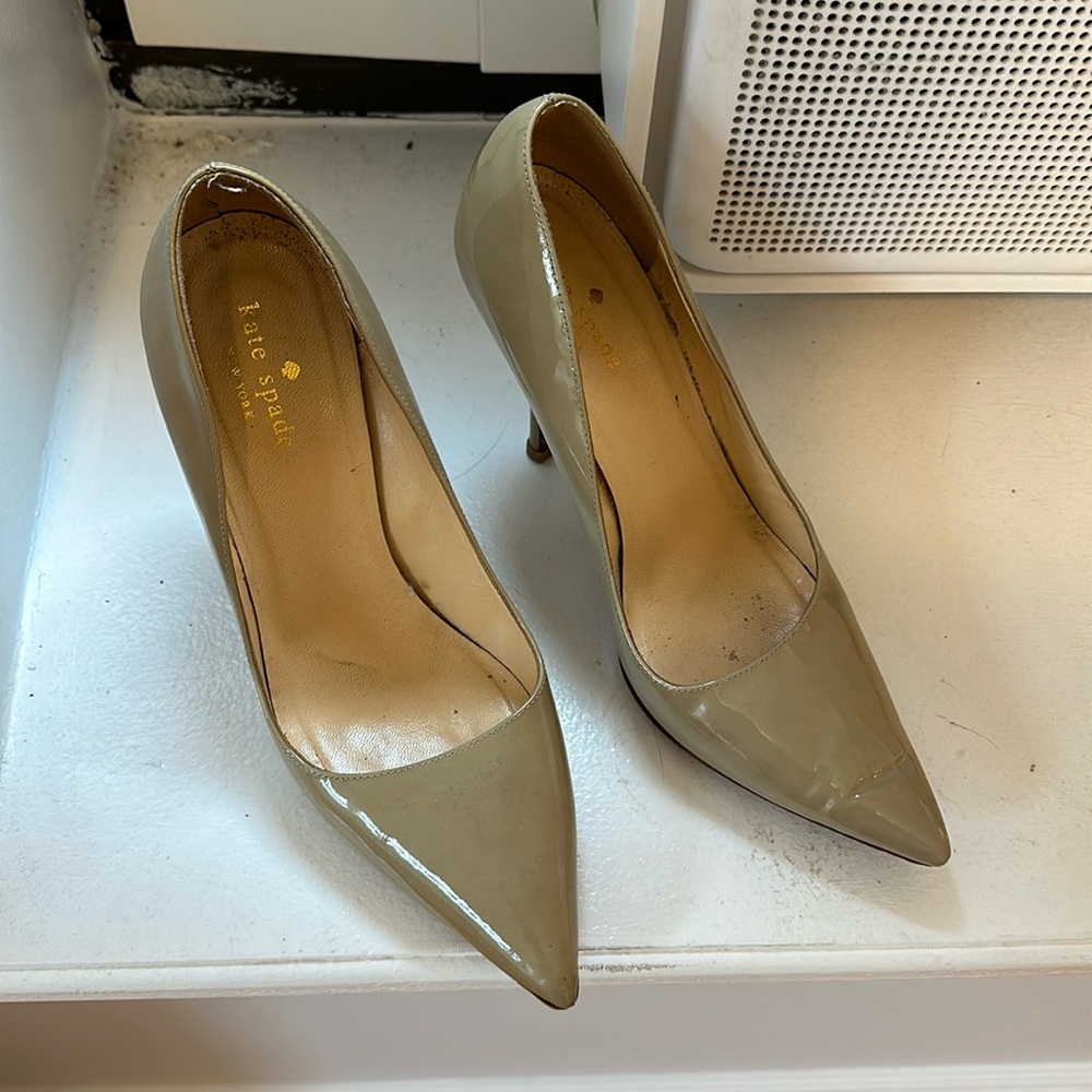 Kate Spade tan patent leather pointed toe heels